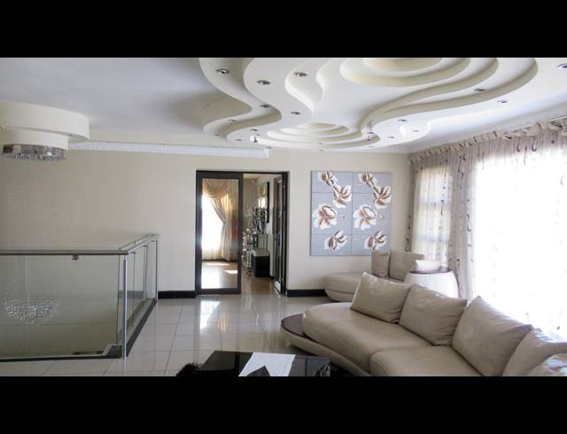 5 BEDROOM TOWNHOUSE FOR SALE IN BOSCHDAL